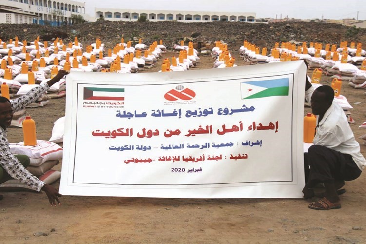 جانب من توزيع المساعدات