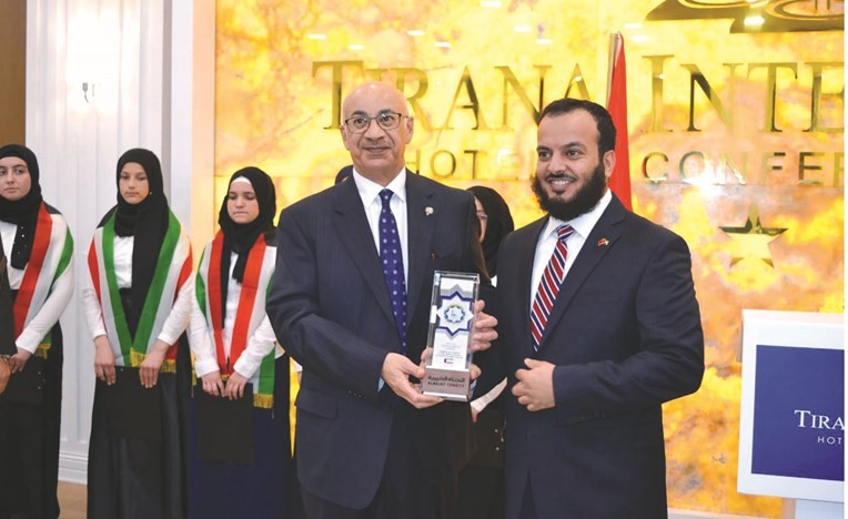 د. جابر الوندة يقدم درعا تقديرية إلى السفير فايز الجاسم