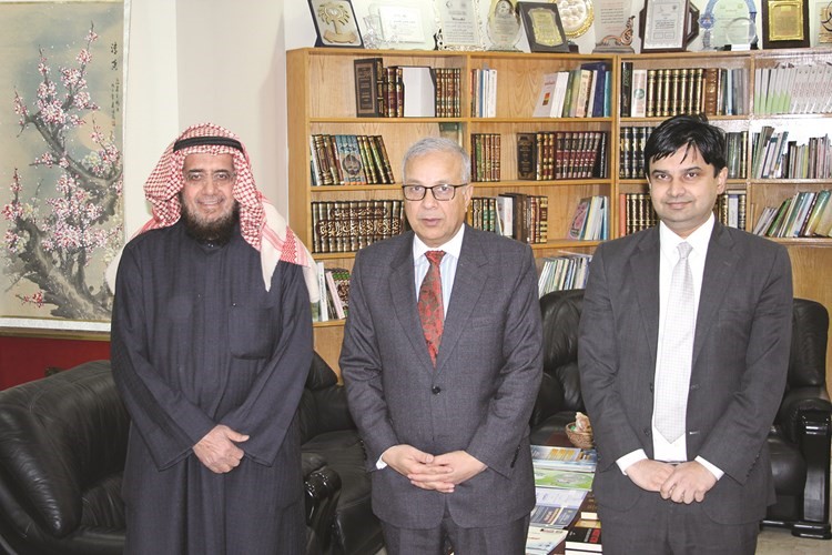 طارق العيسى مستقبلا السفير الباكستاني سجاد حيدر