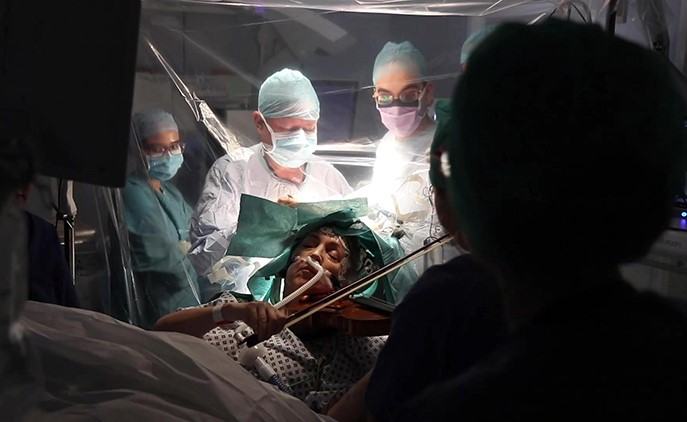عازفة كمان تعزف خلال عملية جراحية في الدماغ