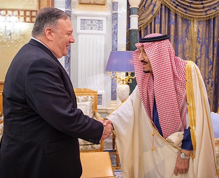 خادم الحرمين الملك سلمان بن عبد العزيز مستقبلا وزير الخارجية الأميركي مايك بومبيو 