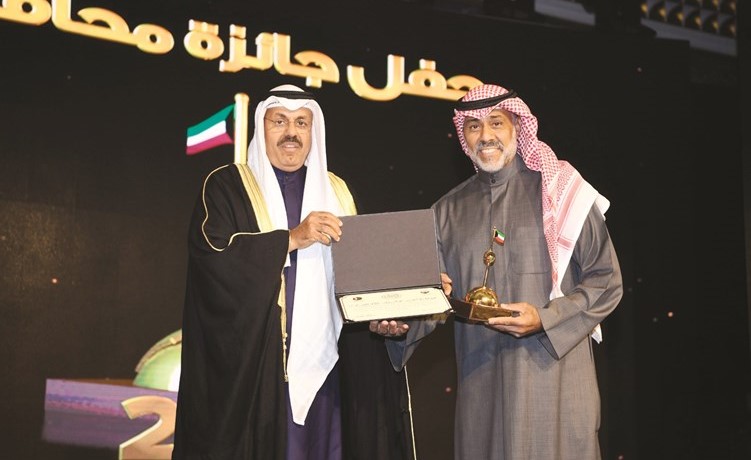 الشيخ أحمد النواف مكرما الفريق أول ركن م .الشيخ عبدالله النواف