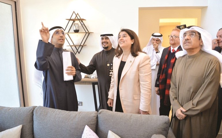 د.رنا الفارس وم.بدر الوقيان والحضور يطلعون على إمكانات البيت الذكي