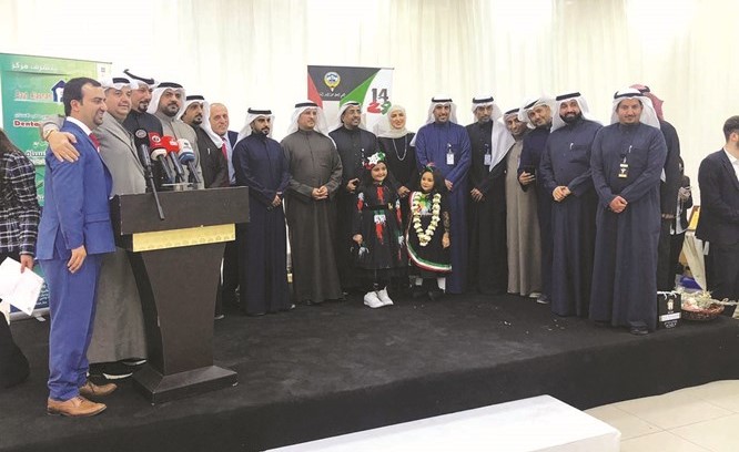 عبدالله المطوطح ومحمد بورقبة ومراقبو وموظفو إدارة عمل حولي خلال الاحتفال