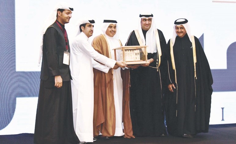 خلال تسلم الوزير خالد الروضان الهدية التذكارية