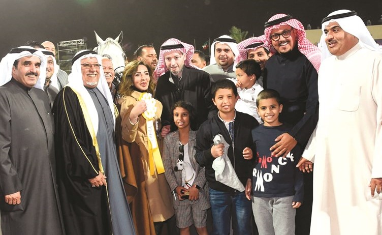 الشيخ علي الجراح والشيخة سارة الفهد خلال تتويج أحد الفائزين