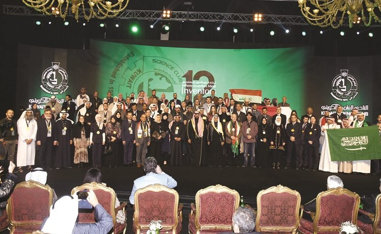 ممثل صاحب السمو الأمير الشيخ صباح الأحمد - محافظ العاصمة الشيخ طلال الخالد وطلال جاسم الخرافي في صورة تذكارية مع المخترعين المكرمين على منصة الحفل	(أحمد علي)