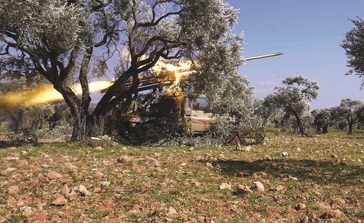 مقاتلو الجبهة الوطنية للتحرير يقصفون بالصواريخ مواقع للقوات النظامية قرب ادلب	(أ.ف.پ)