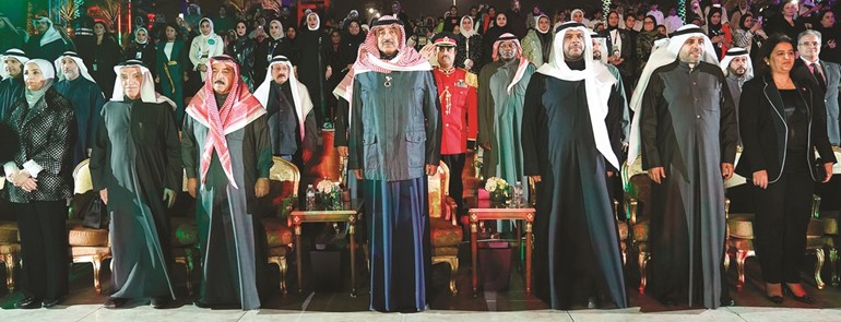 سمو الشيخ صباح الخالد والشيخ أحمد المنصور والشيخ د. سالم الجابر ومحمد الجبري ود. رنا الفارس والمستشار محمد أبو الحسن ومريم العقيل في مقدمة الحضور