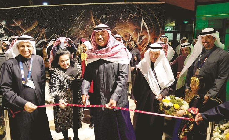 سمو الشيخ صباح الخالد خلال افتتاح مهرجان حنا لها بحضور فاطمة الأمير والمستشار محمد أبو الحسن