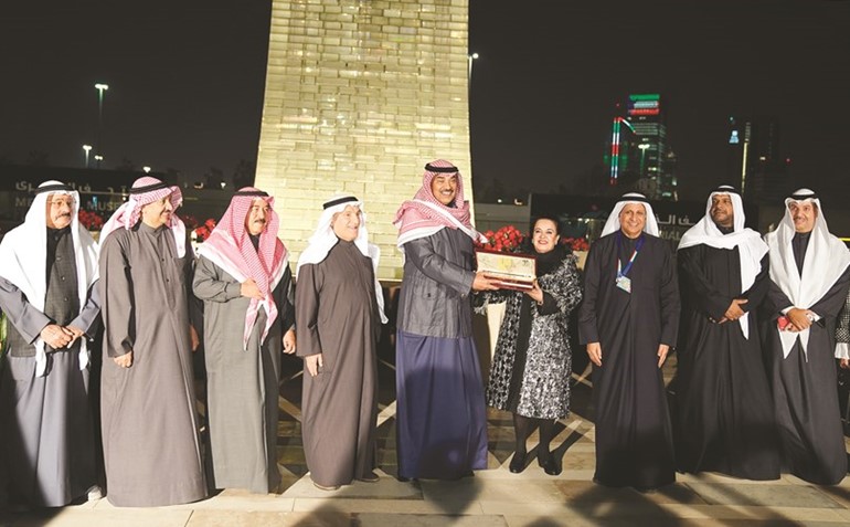 هدية تذكارية لسمو الشيخ صباح الخالد