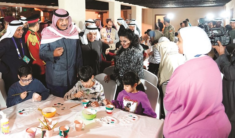 سمو الشيخ صباح الخالد في جولة على إحدى ورش العمل
