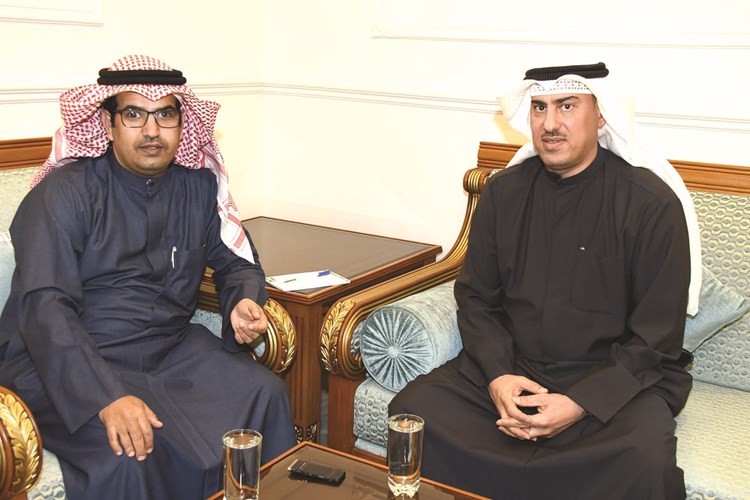 سيف العازمي متحدثا للزميل محمد الخالدي 	(احمد علي)