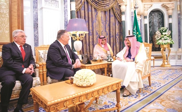 خادم الحرمين الشريفين الملك سلمان بن عبدالعزيز مستقبلا وزير الخارجية الأميركي مايك بومبيو في الرياض أمس 	(واس)