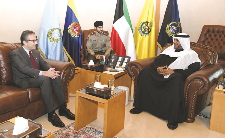 الشيخ أحمد المنصور والسفير الإيطالي كارلو بالدوتشي خلال اللقاء
