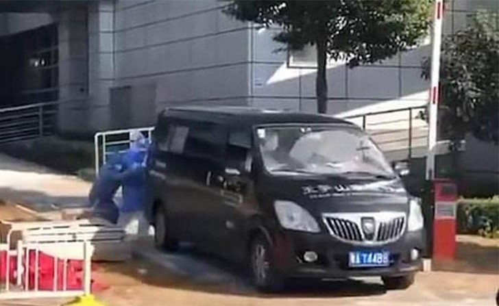 فيديو يمزق القلوب.. زوجة "بطل كورونا" تنهار وراء جثمان زوجها