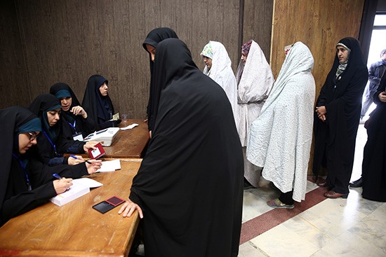 ترجيحات بفوز المحافظين في الانتخابات التشريعية بإيران