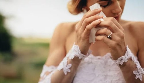 بعد انتهاء الزفاف بساعة.. شقيقة العريس تصفع زوجته وتطردها