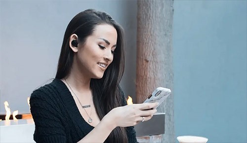 سماعة لاسلكية تتيح لك ترجمة أكثر من 33 لغة!