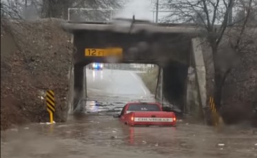 بالفيديو.. سائق أرعن يغرق سيارته في بركة من الماء بعد قرار غبي