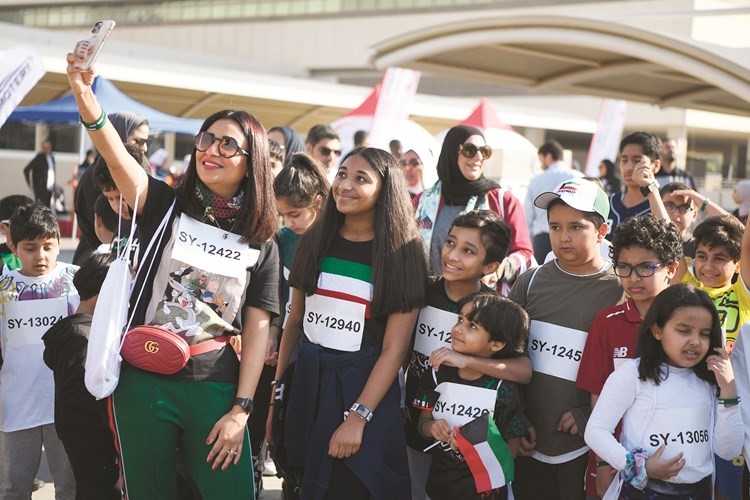 د.دانة الحقان وأبناؤها خلال مشاركتهم في الماراثون