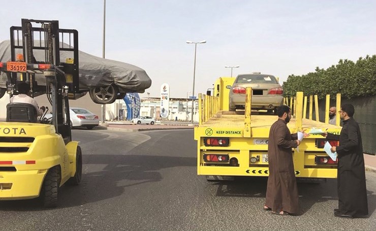 جانب من رفع السيارات المهملة