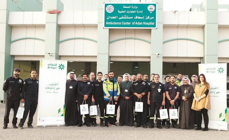 صورة جماعية للعاملين في مركز إسعاف مستشفى العدان مع ممثلي البنك