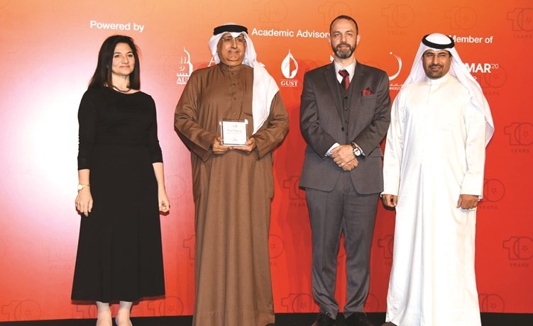 عبدالله صالح الشويع متسلما الجائزة من فاتن أبوغزالة