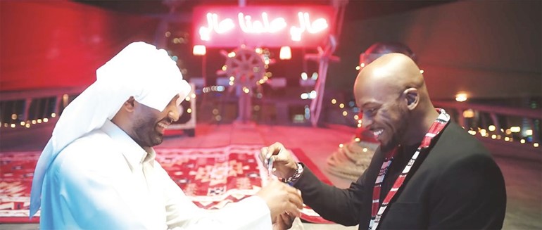 مشهد من الأغنية يبين دافي وهو يشتري لؤلؤة باستخدام بطاقة بنك الخليج الجديدة مسبقة الدفع