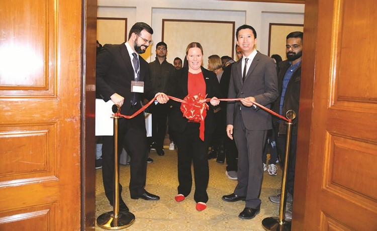 المسؤولة التجارية الأولى في السفارة شاري ستاوت والملحق الثقافي نيلسون وين خلال افتتاح المعرض	(ريليش كومار)