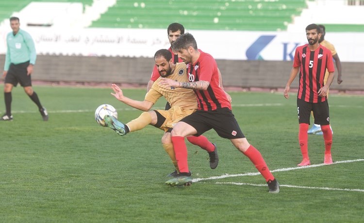 جاسم كرم محاولا قطع الكرة من لاعب خيطان البرازيلي نيكولاس	(محمد هاشم)