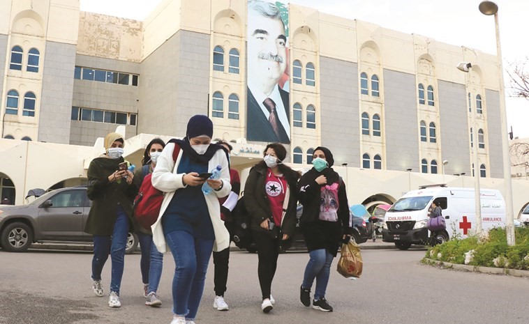 انتشار ارتداء الكمامات أمام مستشفى رفيق الحريري	(محمود الطويل)