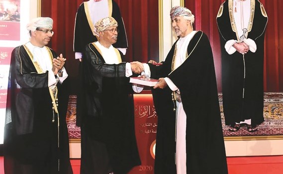 صاحب السمو شهاب بن طارق يتسلم نسخة من موسوعة عمان عبر الزمان من عبدالعزيز الرواس بحضور وزير الإعلام د.عبدالمنعم الحسني خلال انطلاق المعرض