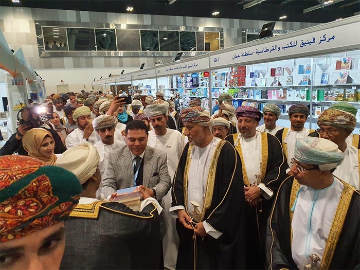 محمد السعداوي يطلع صاحب السمو شهاب بن طارق على أحد إصدارات مكتبة بيروت