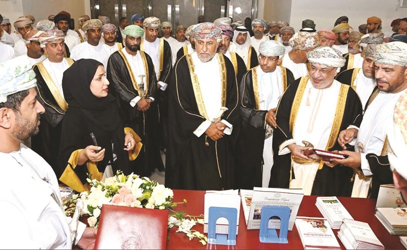 صاحب السمو شهاب بن طارق ود.عبدالمنعم الحسني خلال جولة في أجنحة المعرض