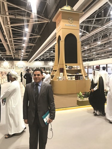 الزميل مسعد حسني وسط أجنحة المعرض