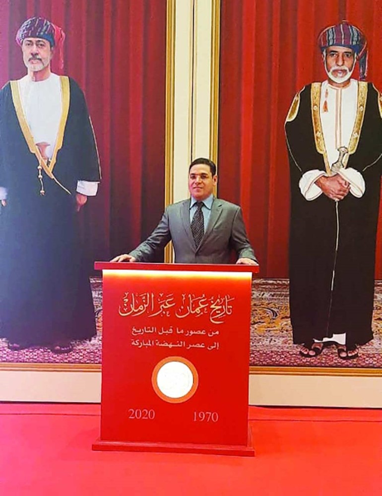  الزميل مسعد حسني على منصة حفل الافتتاح