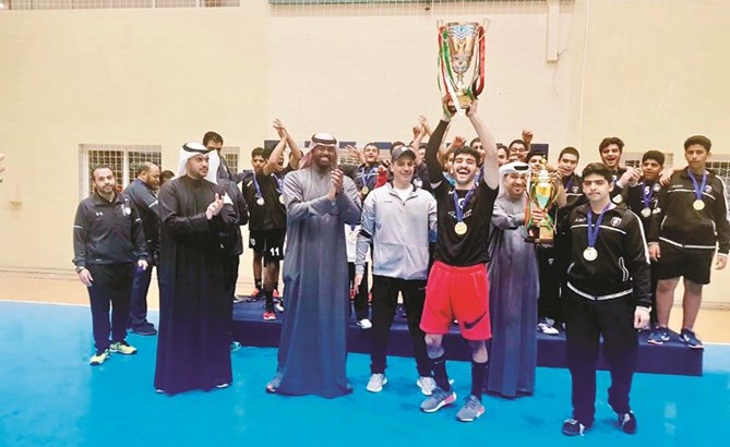 قائد ناشئي القرين يرفع كأس الدوري بحضور العدواني ويالوس والهاجري