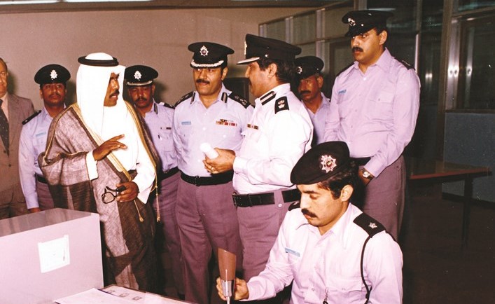  مع سمو ولي العهد الشيخ نواف الأحمد عندما كان وزيرا للداخلية