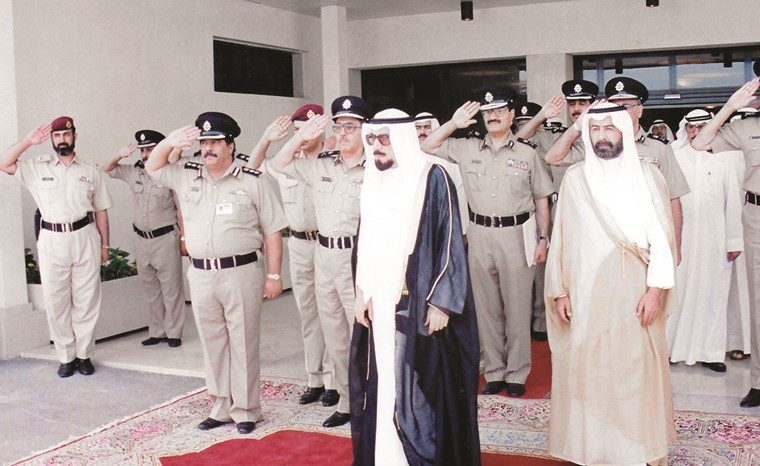 الأمير الراحل الشيخ جابر الأحمد والراحل الشيخ علي صباح السالم والراحل عبدالحميد الحجي مع عدد من قيادات الداخلية