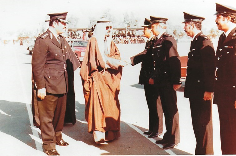 مع الأمير الراحل الشيخ جابر الأحمد أثناء تخريج عدد من الضباط