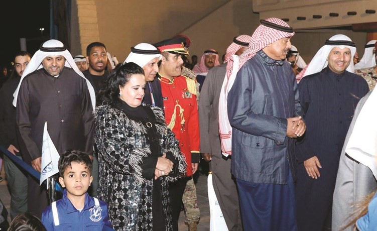 سمو الشيخ صباح الخالد مع الحضور في جولة خلال المهرجان