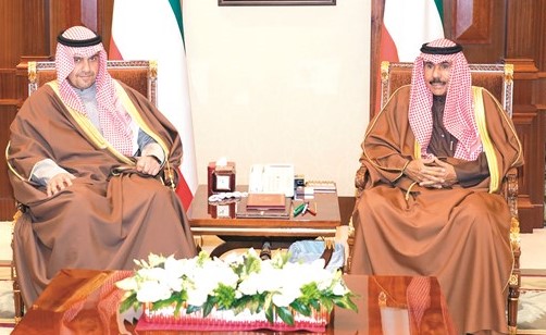 سمو ولي العهد خلال استقباله أنس الصالح