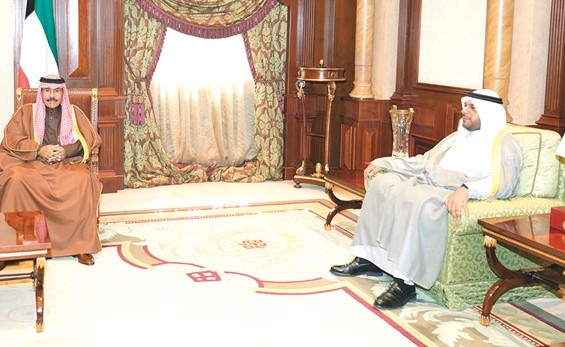 سمو ولي العهد الشيخ نواف الأحمد مستقبلا الشيخ أحمد المنصور