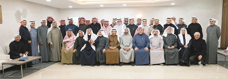 صورة تذكارية للحضور من النواب الحاليين والسابقين وبعض المشاركين في الملتقى الثلاثين لتكتل النواخذة يتوسطهم المنسق العام للتكتل علي درويش