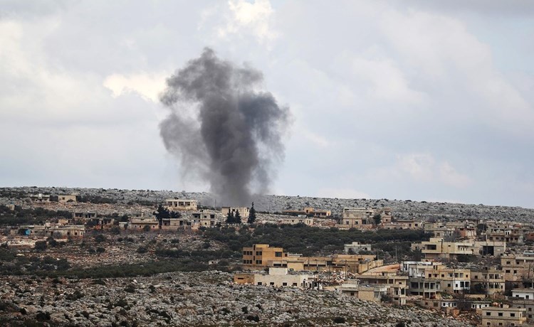 الدخان يتصاعد نتيجة قصف روسي - سوري على جبل الزاوية بريف ادلب	(أ.ف.پ)