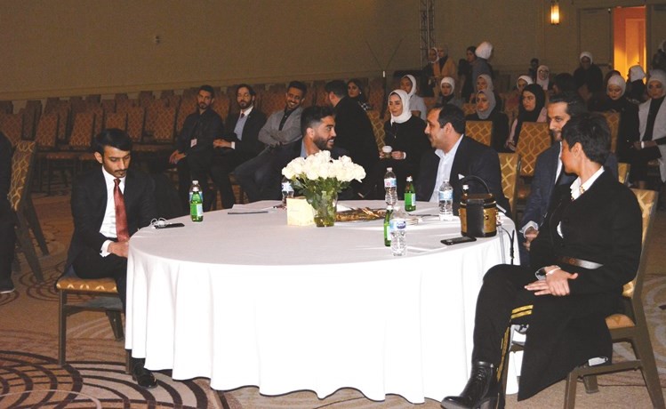 الشيخ صباح ناصر صباح الأحمد مع د.ندى المسفر ومحمد الحاجي ود.ناصر المجيبل والشاعر سلمان بن خالد