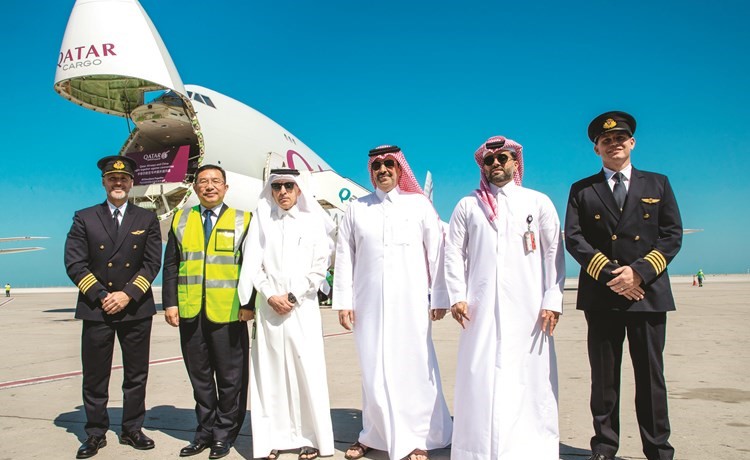 أكبر الباكر والسفير الصيني لدى دولة قطر تشو جيان قبل انطلاق القافلة