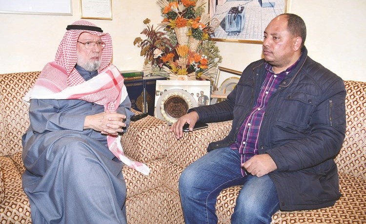 احمد باقر متحدثا الى الزميل عاطف رمضان 			(قاسم باشا)