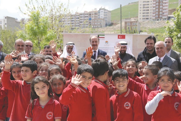 لقطة تذكارية مع عدد من الطلبة السوريين الذين تكفلهم النجاة الخيرية